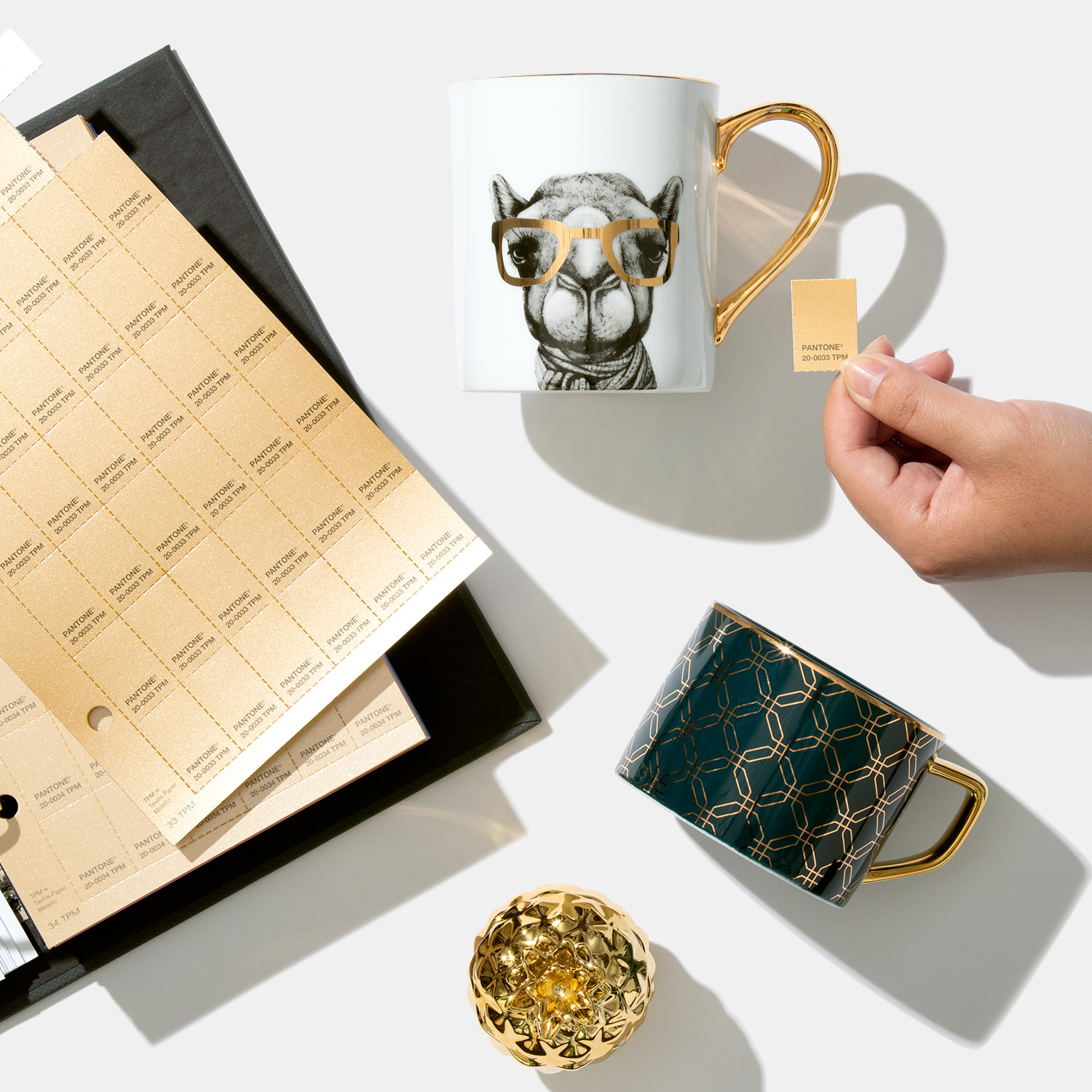 Pantone Fashion, Home + Interiors (FHI) Metallic Shimmers Color Specifier Share your shine with removable metallic chips - View 3